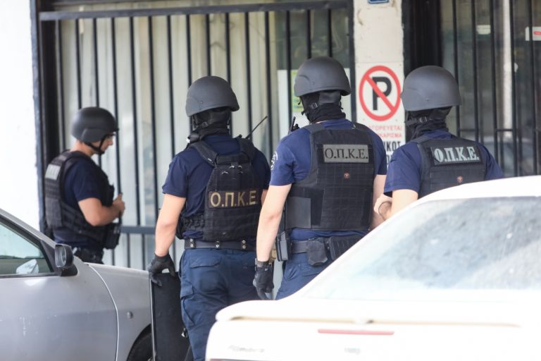 Συναγερμός στο Νέο Κόσμο: Άνδρας ταμπουρώθηκε σε διαμέρισμα [vid]
