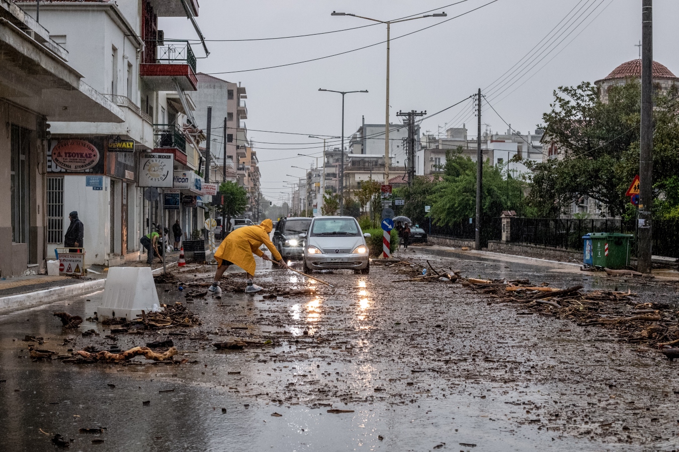 Κακοκαιρία «Daniel»: Στο κόκκινο 6 περιοχές, εστάλησαν μηνύματα 112 [vid]