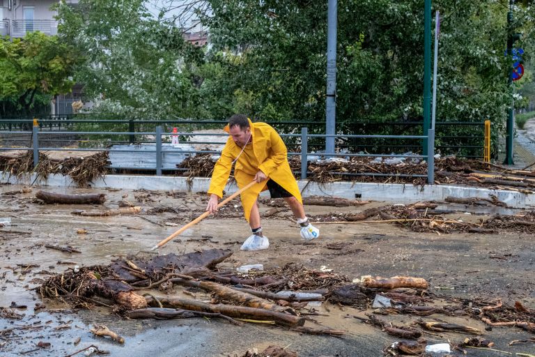 Απαγόρευση κυκλοφορίας σε Καρδίτσα και Φάρσαλα – Μηνύματα του 112 στους κατοίκους [vid]