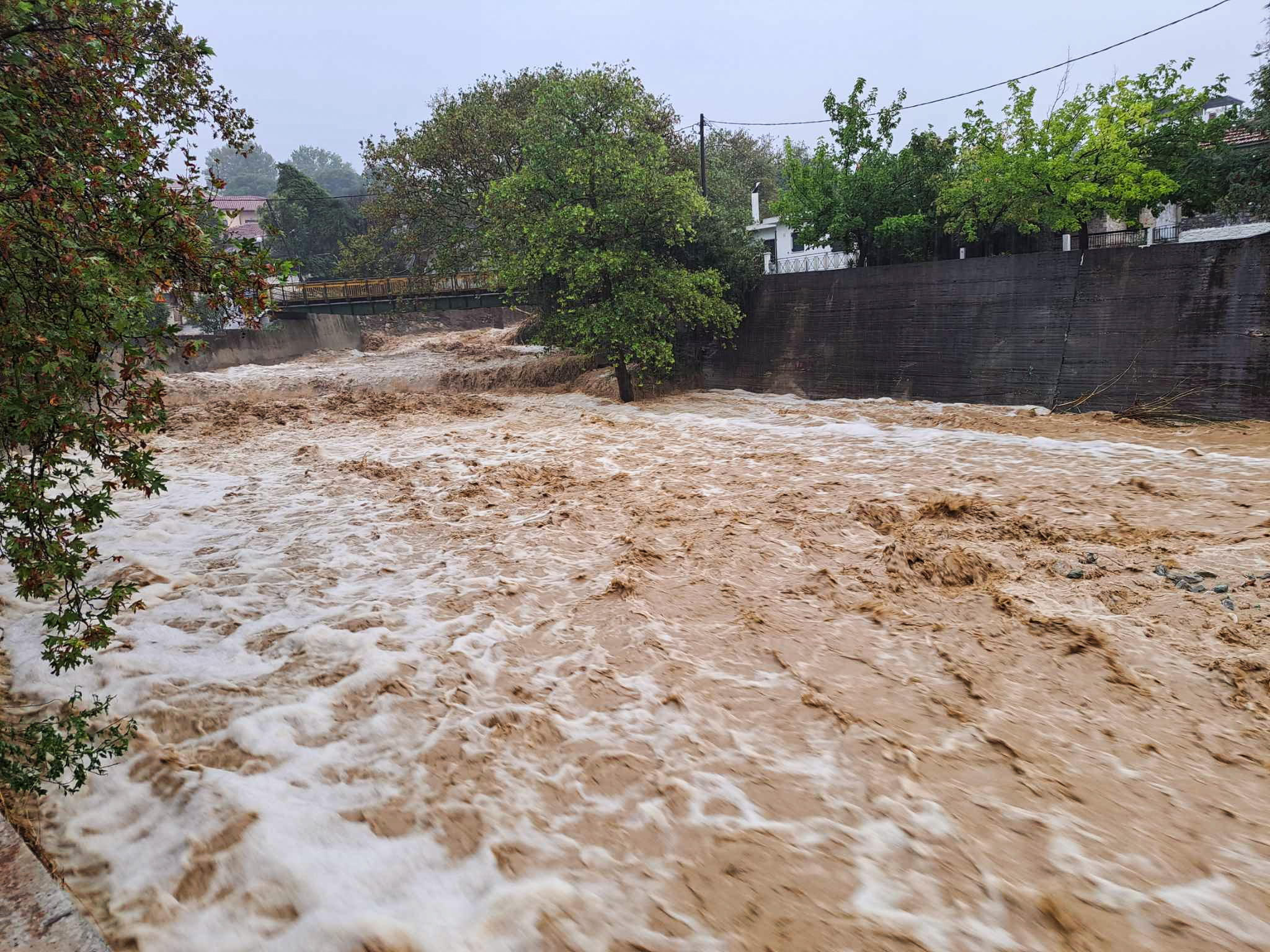 Record-breaking rainfall in Magnissia; one dead, one missing during storm and floods in Volos [vid]