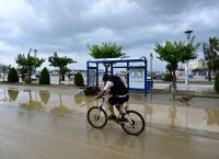 Κακοκαιρία Daniel: Μάχη με το χρόνο δίνουν οι πολίτες να καθαρίσουν σπίτια και επιχειρήσεις από τη λάσπη