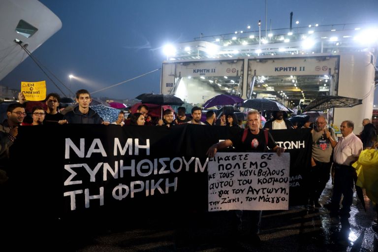 Blue Horizon: Στο πένθος ο Άγιος Νικόλαος για τον Αντώνη – Τον αποχαιρετούν με λευκά τριαντάφυλλα [pics]