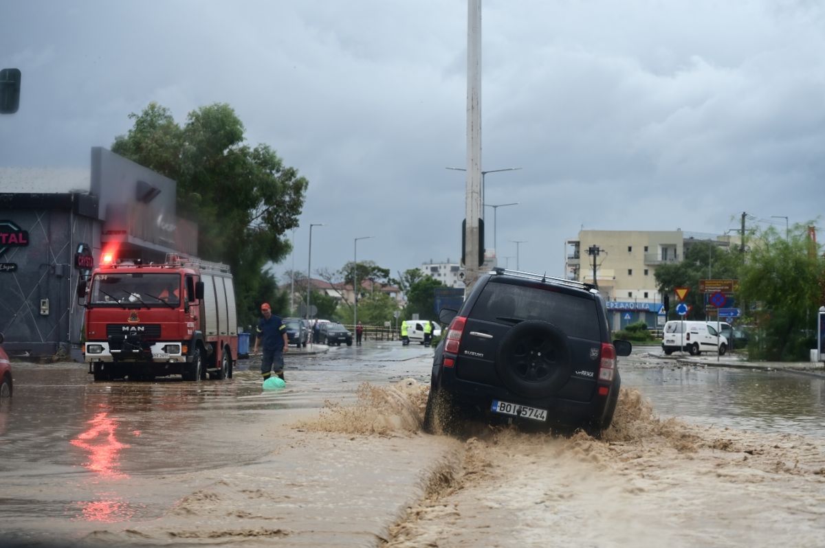 Κακοκαιρία Elias: Διακοπή κυκλοφορίας στον Βόλο με εντολή της ΕΛ.ΑΣ [vid]