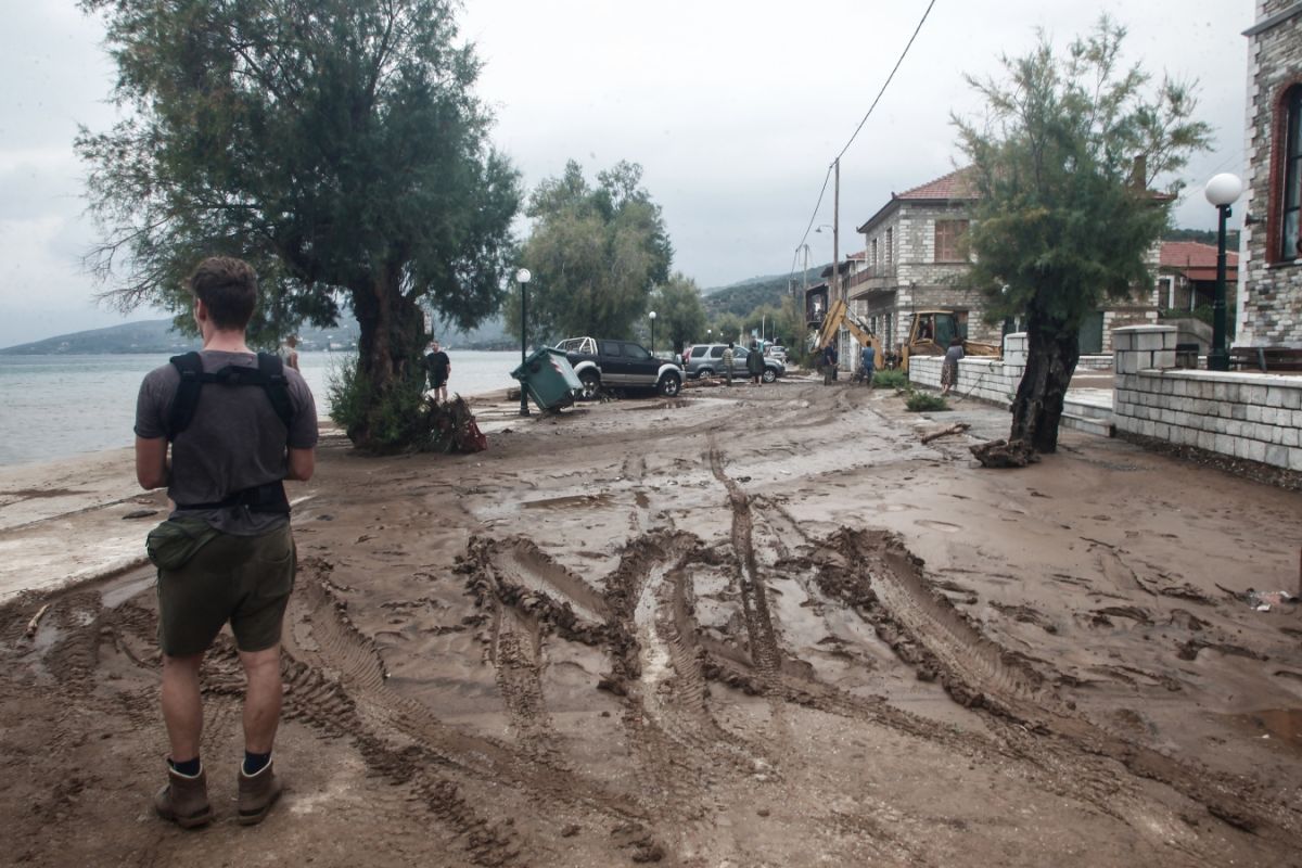 Greek and foreign tourists evacuated by sea from Mt. Pilio’s southern region of Platanias