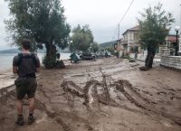 Greek and foreign tourists evacuated by sea from Mt. Pilio’s southern region of Platanias