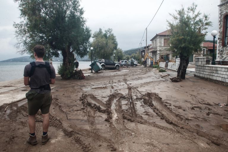 Greek and foreign tourists evacuated by sea from Mt. Pilio’s southern region of Platanias