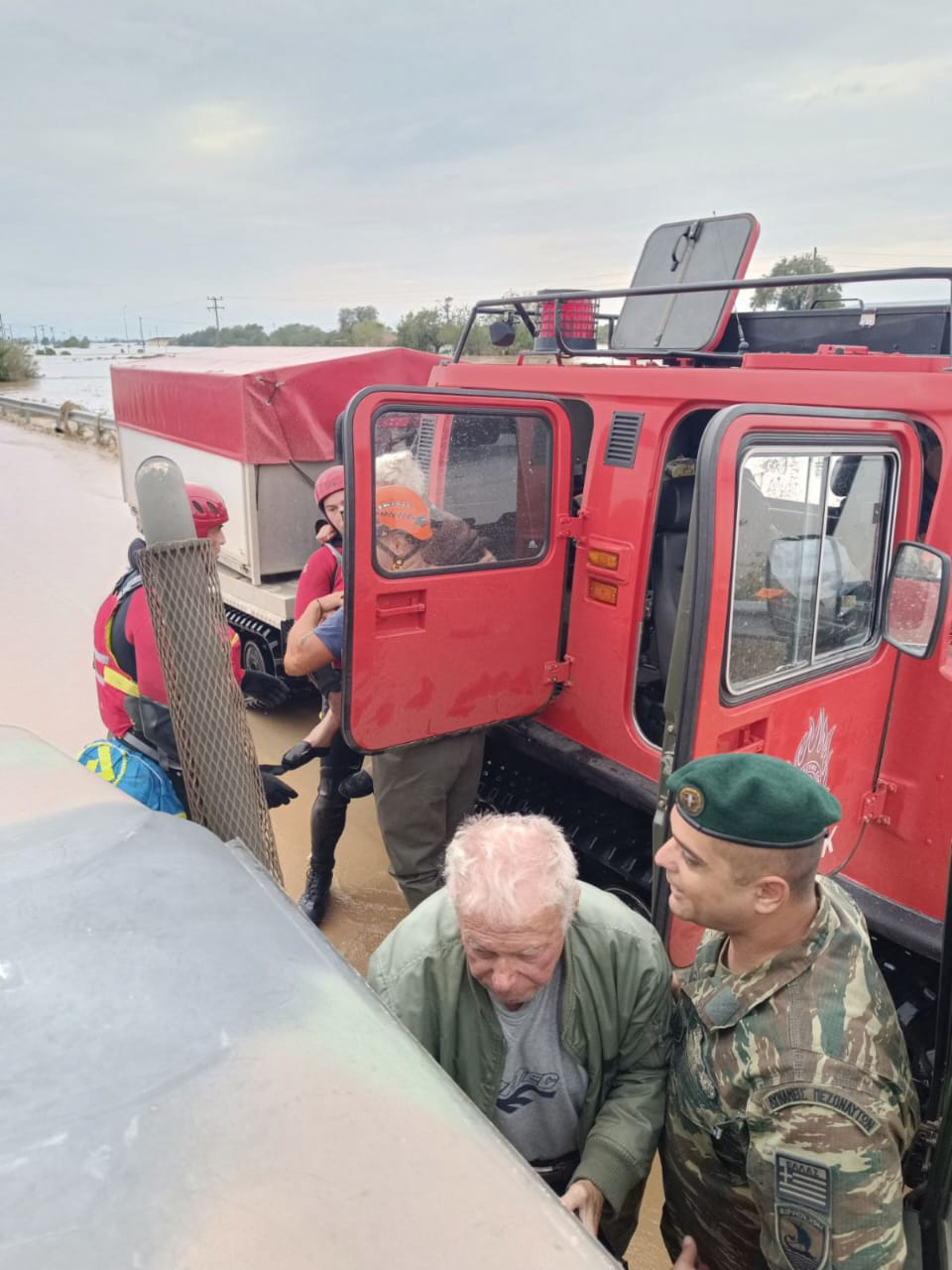 Υπεράνθρωπες προσπάθειες Πυροσβεστικής και Στρατού για τους απεγκλωβισμούς –  6.406 κλήσεις  [vid]