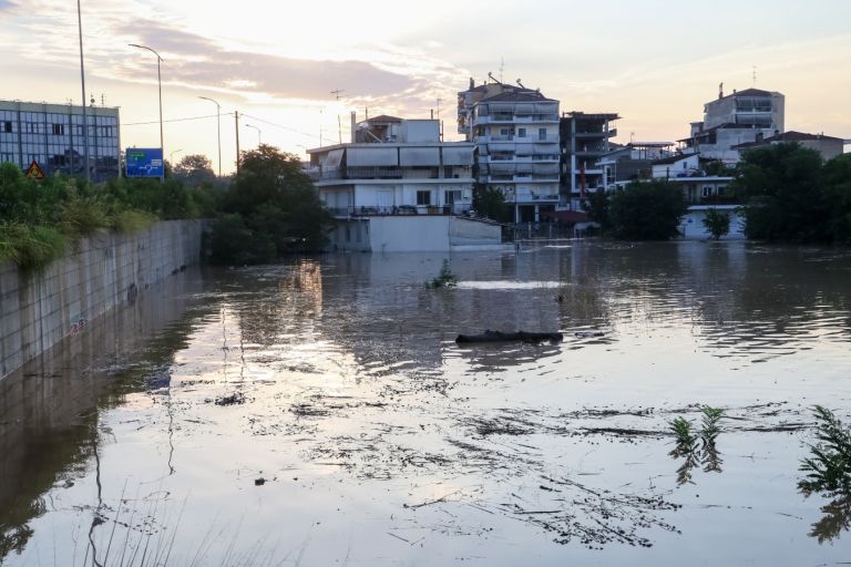 Αγωνία για την «αντοχή» του Πηνειού στη Λάρισα – Κλείνει η γέφυρα της Γιάννουλης Λάρισας [vid]