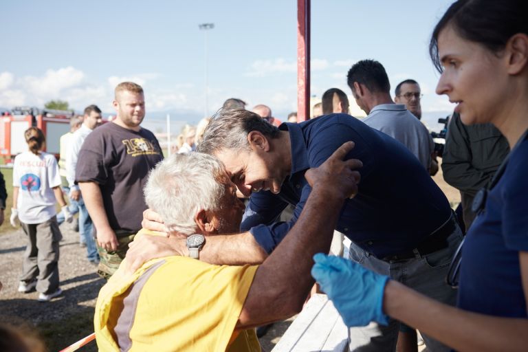 Στις πληγείσες περιοχές της Θεσσαλίας ο πρωθυπουργός- Πέταξε πάνω από πληγείσες περιοχές [vid]
