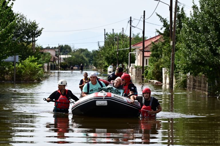 Υπαρκτός παραμένει ο κίνδυνος για υπερχείλιση του Πηνειού στη Λάρισα -Συνεχείς διασώσεις, εκκενώσεις [vid]