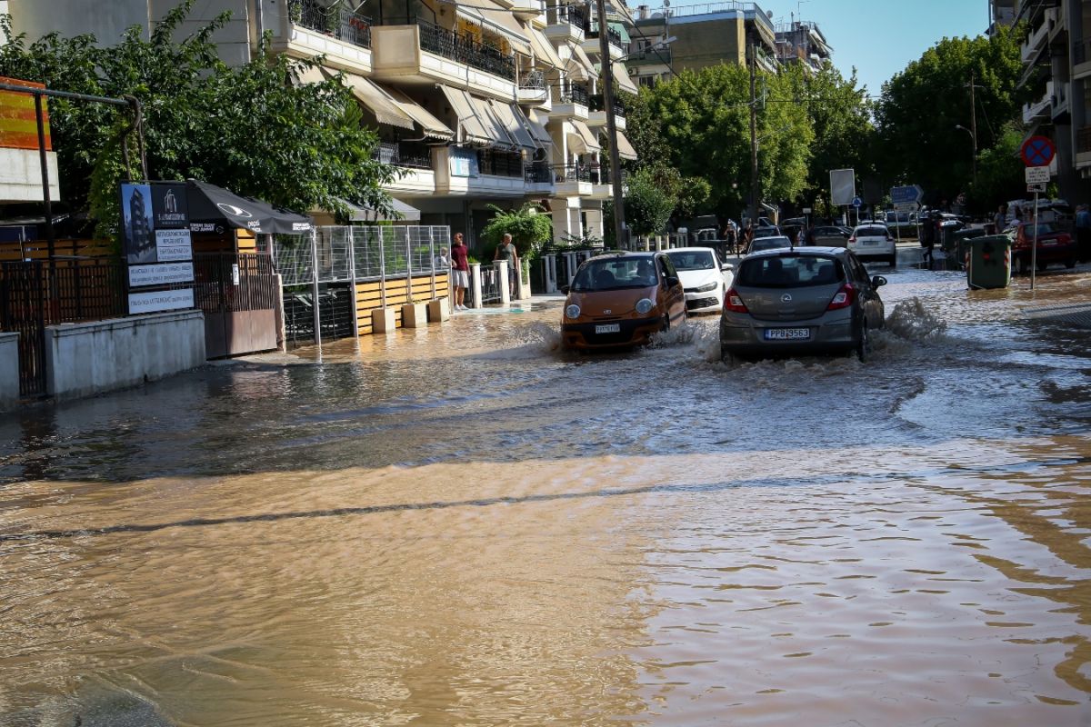 Κακοκαιρία Daniel: Στα δύο «κομμένη» η χώρα – Έκλεισαν την εθνική Αθηνών-Θεσσαλονίκης [vid]