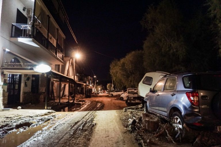 Κακοκαιρία Daniel: Αγωνία στη Λάρισα – Μάχη για να μην φτάσει στο κέντρο ο Πηνειός [vid]