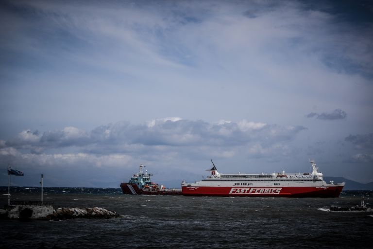 Ραφήνα: Εγκλωβισμένοι από το πρωί οι 750 επιβάτες του Fast Ferries Andros [vid]