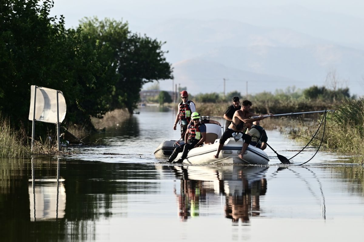 Μάχη με τον χρόνο για τους αγνοούμενους – Αγωνία για την επόμενη μέρα στην Θεσσαλία [vid]