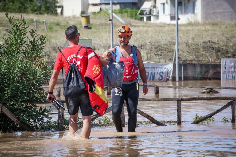 Πυροσβεστική: Έχουν γίνει 4.527 διασώσεις ανθρώπων [vid]