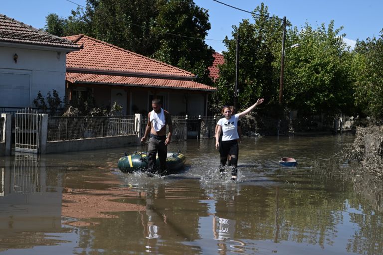 Οι πλημμύρες επισκιάζουν την επενδυτική βαθμίδα [vid]