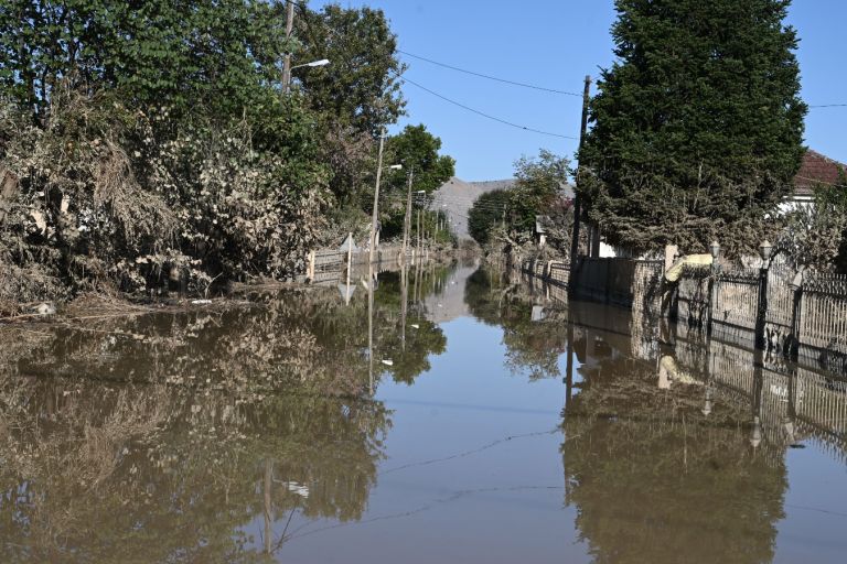 Καθαρίζεται η Εθνική Οδός Τρικάλων – Λάρισας: Έφτασε στη γέφυρα Κουτσόχερου ο Πηνειός [vid]
