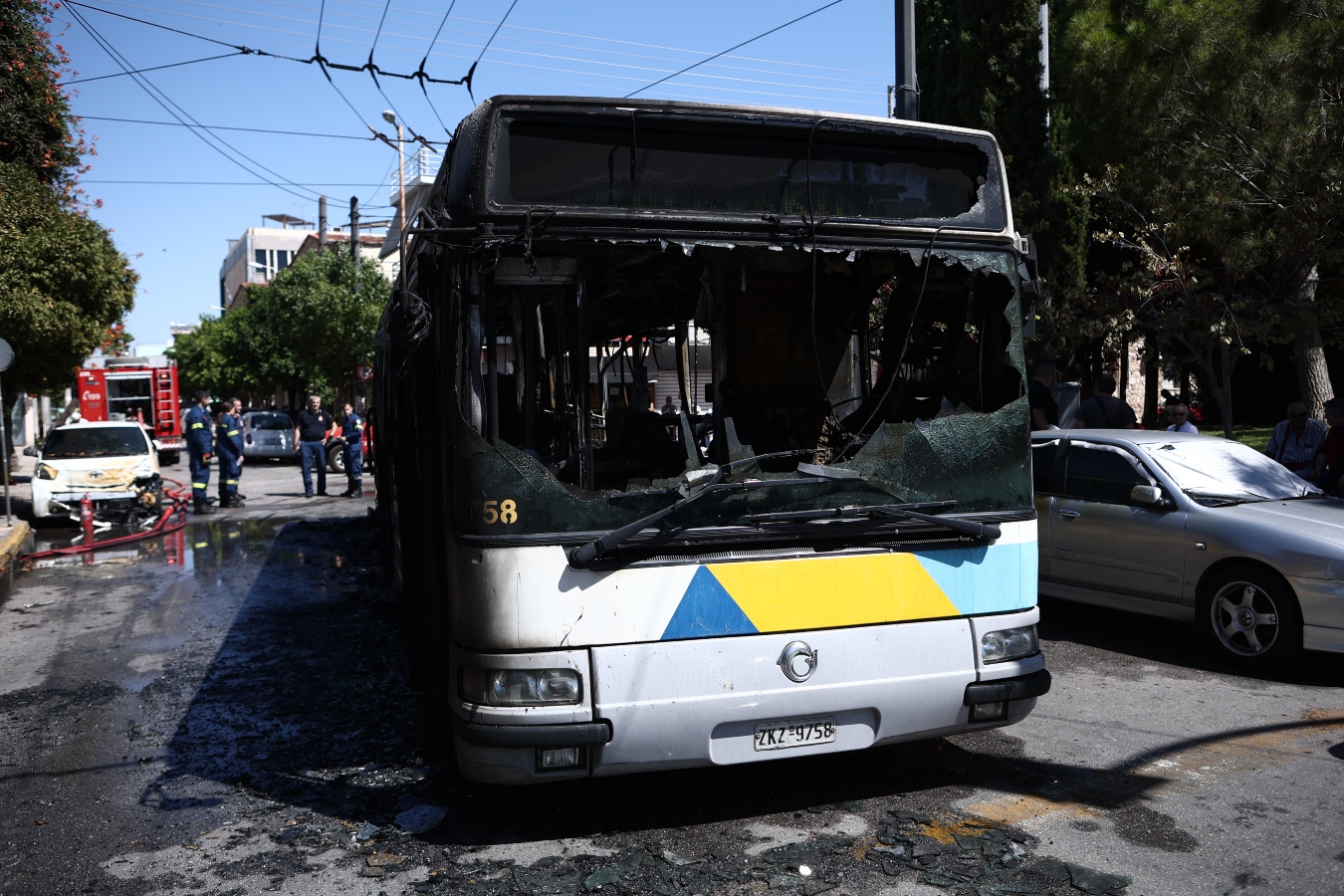 Φωτιά σε λεωφορείο της ΕΘΕΛ στην πλατεία Αγίου Ιωάννη Ρέντη – Απομακρύνθηκαν άμεσα οι επιβάτες [vid]