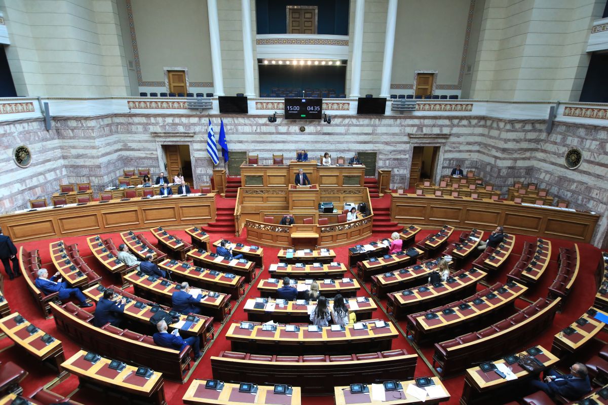 Στη Βουλή σήμερα το προσχέδιο του προϋπολογισμού του 2024 – Παρεμβάσεις 2,5 δισ. ευρώ για τα νοικοκυριά