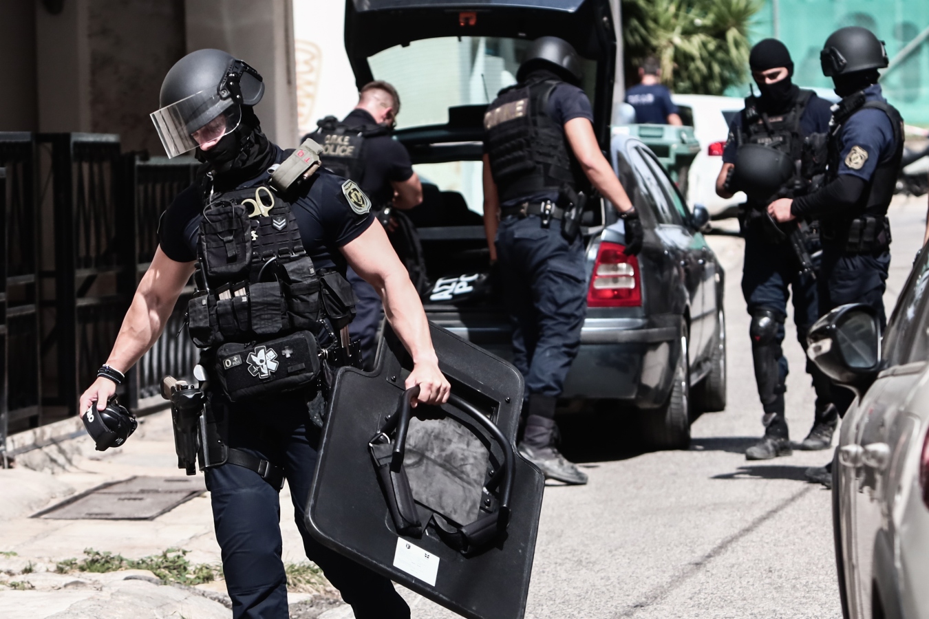 Έφοδος της αστυνομίας στο διαμέρισμα που είχε ταμπουρωθεί ο ηλικιωμένος στου Ζωγράφου