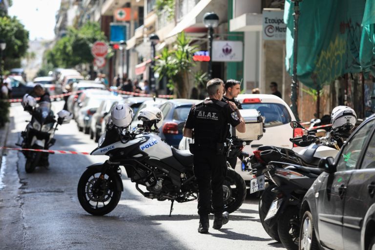 Η στιγμή της εν ψυχρώ δολοφονίας του 39χρονου από τον 68χρονο στον Πειραιά [vid]