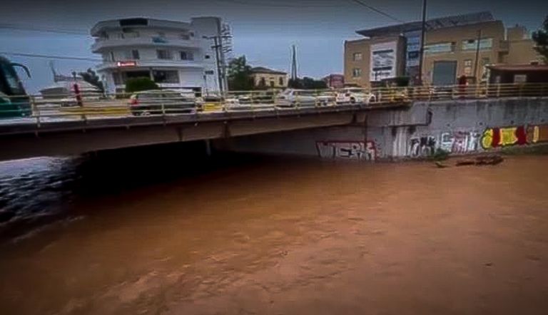 Η κακοκαιρία Elias χτυπά την Κεντρική Ελλάδα – Πλημμύρες στην Εύβοια [vid]