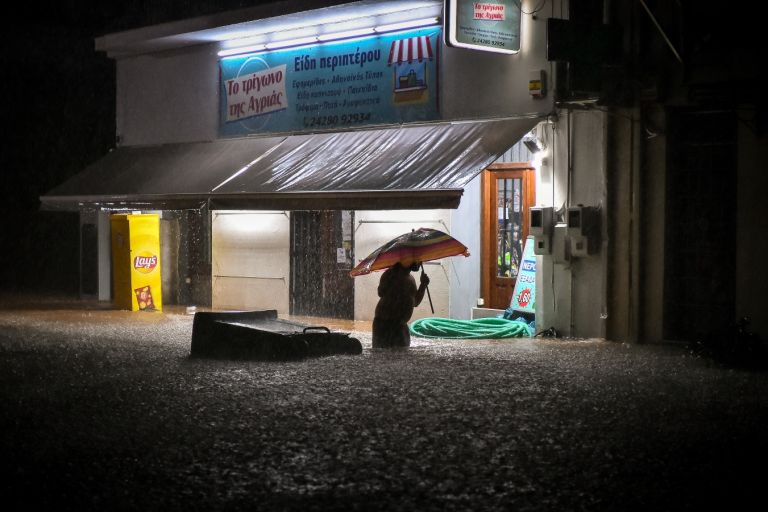 Εφιαλτική νύχτα στον Βόλο: Εγκλωβισμένοι πολίτες και δημοσιογράφος της ΕΡΤ [vid]
