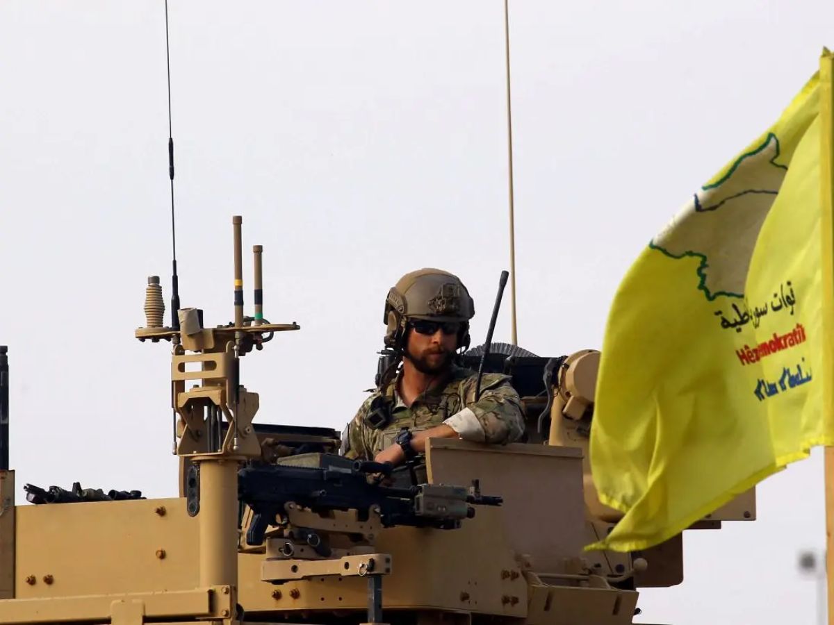 Αμερικανός αξιωματούχος συναντά τους «SDF» και τους ηγέτες των φυλών στο Deir Ezzor στην ανατολική Συρία