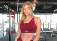 21χρονη Influencer μαζί με φίλη της αναστάτωσαν την Ψαρρού με τα… ανύπαρκτα μπικίνι τους