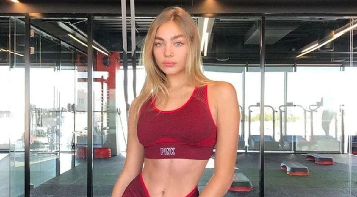 21χρονη Influencer μαζί με φίλη της αναστάτωσαν την Ψαρρού με τα… ανύπαρκτα μπικίνι τους