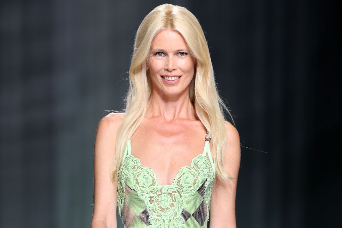 Claudia Schiffer: Ξανά σε πασαρέλα στο runway του Versace – Θύμισε εποχές 90s