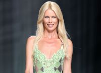Claudia Schiffer: Ξανά σε πασαρέλα στο runway του Versace – Θύμισε εποχές 90s