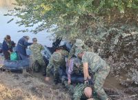 Συγκλονιστικό – Πεζοναύτης πέφτει στις λάσπες για να πατήσουν πάνω του ηλικιώμενοι [pic]