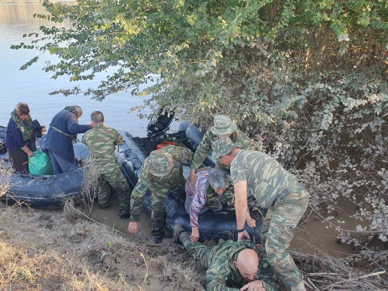 Συγκλονιστικό – Πεζοναύτης πέφτει στις λάσπες για να πατήσουν πάνω του ηλικιώμενοι [pic]