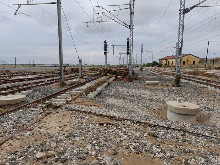 Εικόνες καταστροφής του σιδηρόδρομου στη Θεσσαλία – Άγνωστο πότε θα επαναλειτουργήσει [vid]