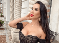 Εκρηκτική Ρωσίδα δείχνει γυμνά τα προσόντα της – Σάλος στα social media