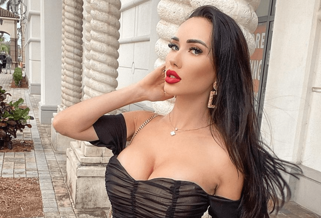 Εκρηκτική Ρωσίδα δείχνει γυμνά τα προσόντα της – Σάλος στα social media