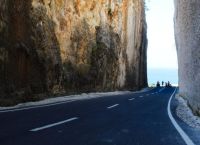Ο δρόμος που χώρισε τη γη στα δύο και οδηγεί σε μια κρυφή παραλία -Πού βρίσκεται