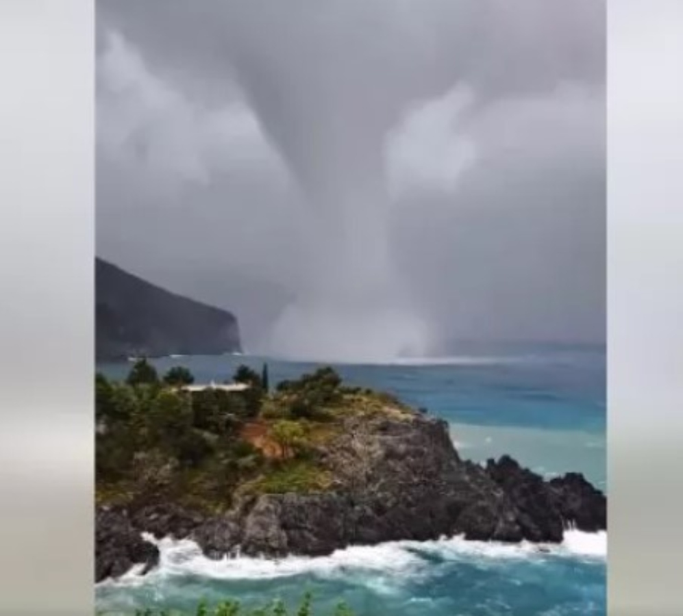 Υδροστρόβιλος σε παραλία στην Εύβοια [vid]