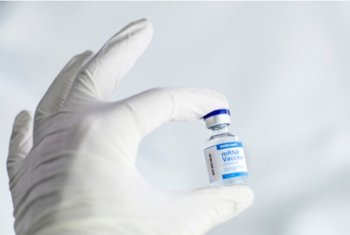 Κομισιόν: Εγκρίθηκε το νέο εμβόλιο της Pfizer για τον κορωνοϊό