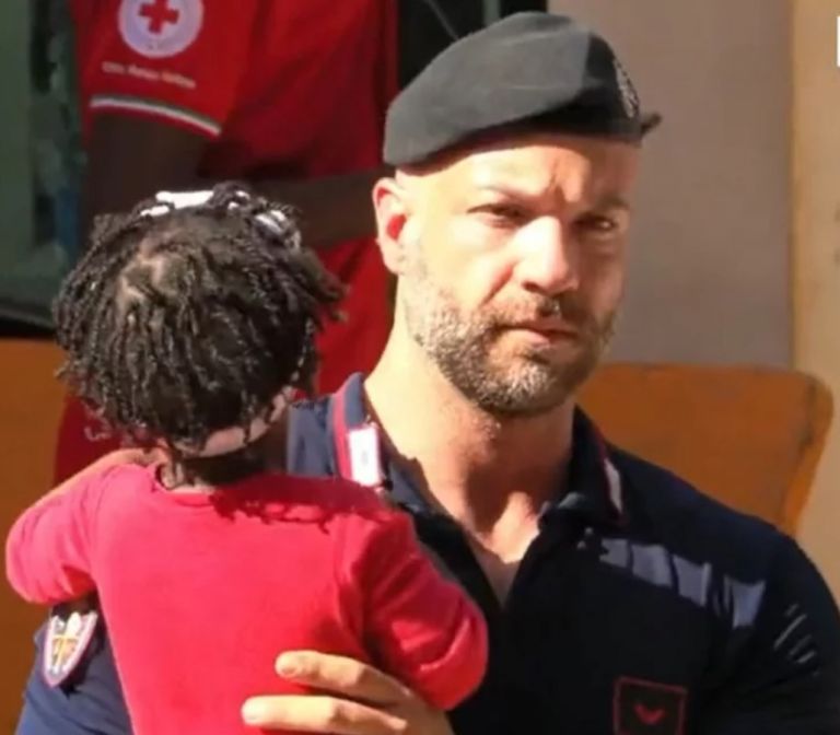 Ιταλία: Αστυνομικός νταντεύει κοριτσάκι από τη Σομαλία στη Λαμπεντούζα [vid]