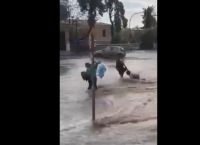Συγκλονιστικό!Πολίτες παρασύρονται από ορμητικά νερά έξω από το μετρό στον «Ευαγγελισμό» [vid]