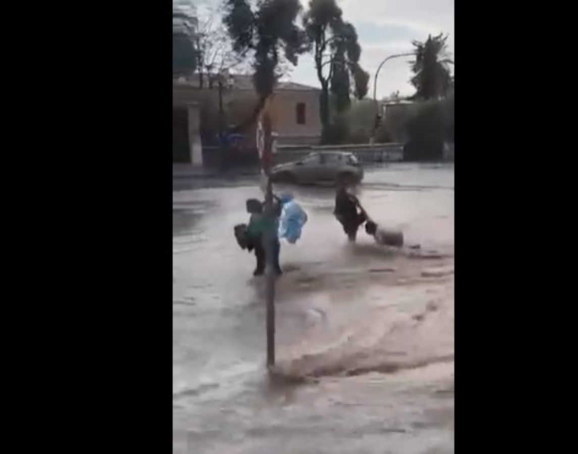 Συγκλονιστικό!Πολίτες παρασύρονται από ορμητικά νερά έξω από το μετρό στον «Ευαγγελισμό» [vid]