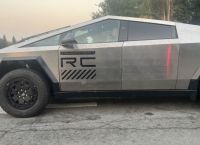 Τι σημαίνει το αυτοκόλλητο RC σε αυτό το Tesla Cybertruck