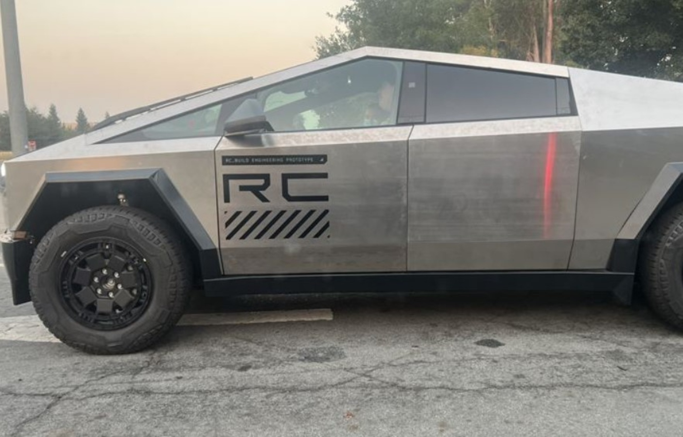 Τι σημαίνει το αυτοκόλλητο RC σε αυτό το Tesla Cybertruck