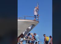 Μερακλής καπετάνιος υποδέχεται τους ταξιδιώτες με Βασίλη Καρρά και «από τον βορρά μέχρι το νότο» [vid]