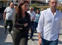 Κασσελάκης: «Έφαγε» τη Δόμνα στη «μονταζιέρα» – Τον υποδέχθηκε σε σχολείο ΑμεΑ αλλά την έκοψε από το βίντεο Κασσελάκης: «Έφαγε» τη Δόμνα στη «μονταζιέρα» – Τον υποδέχθηκε σε σχολείο ΑμεΑ αλλά την έκοψε από το βίντεο