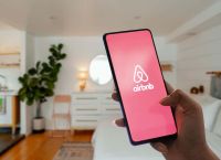 Φρένο στην ασυδοσία στα airbnb: Μπαίνουν ΦΠΑ και τέλη – Ποιούς ιδιοκτήτες θα αφορά [vid]