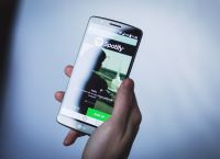 Το Spotify ετοιμάζει λειτουργία φωνητικής μετάφρασης για podcast