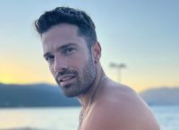 Κωνσταντίνος Αργυρός: Πάθαμε την πλάκα μας με την κορμάρα του – Στην Κέα για διακοπές Κωνσταντίνος Αργυρός: Πάθαμε την πλάκα μας με την κορμάρα του – Στην Κέα για διακοπές